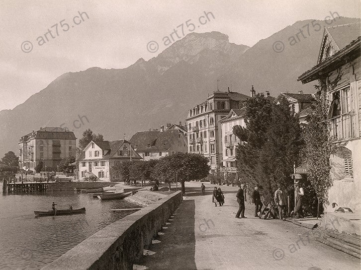 Historische Fotografie von Brunnen am Vierwaldstättersee um 1890 mit Seepromenade, Restaurant und Personen im Alltag vor alpiner Kulisse.