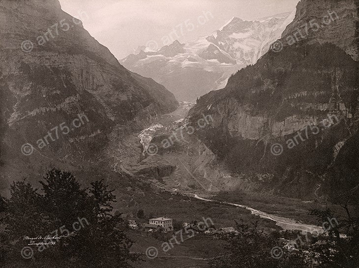 Grindelwald mit unterem Gletscher um 1890, Blick ins Tal mit Gasthof im Vordergrund, Gletscherzunge und Wetterhorn im Hintergrund.