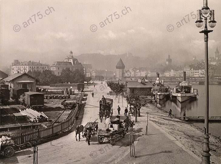 Historische Stadtansicht von Luzern um 1895 mit Wasserturm der Kapellbrücke, Dampfschiffen, Fuhrwerken und Altstadt im Hintergrund.