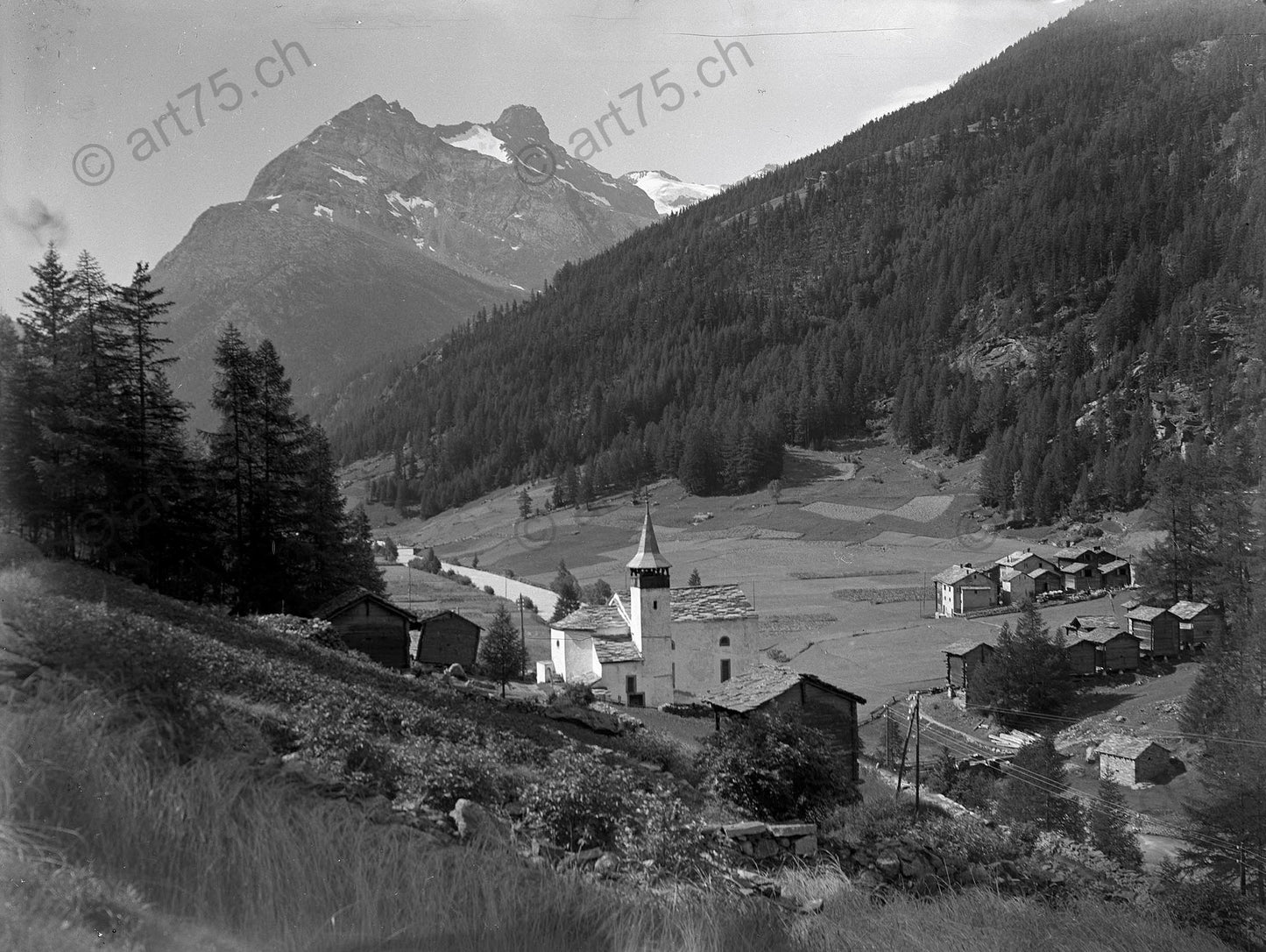 Historische Fotografie von Saas-Balen mit Rundkirche, Stadel, Feldern und Blick nach Bidermatten im Saastal, um 1930.