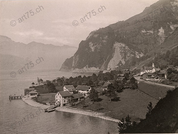 Axenstrasse bei Sisikon um 1890–1900 mit Fuhrwerk, steilem Felshang und Blick über den Vierwaldstättersee – historische Schweizer Verkehrsroute.