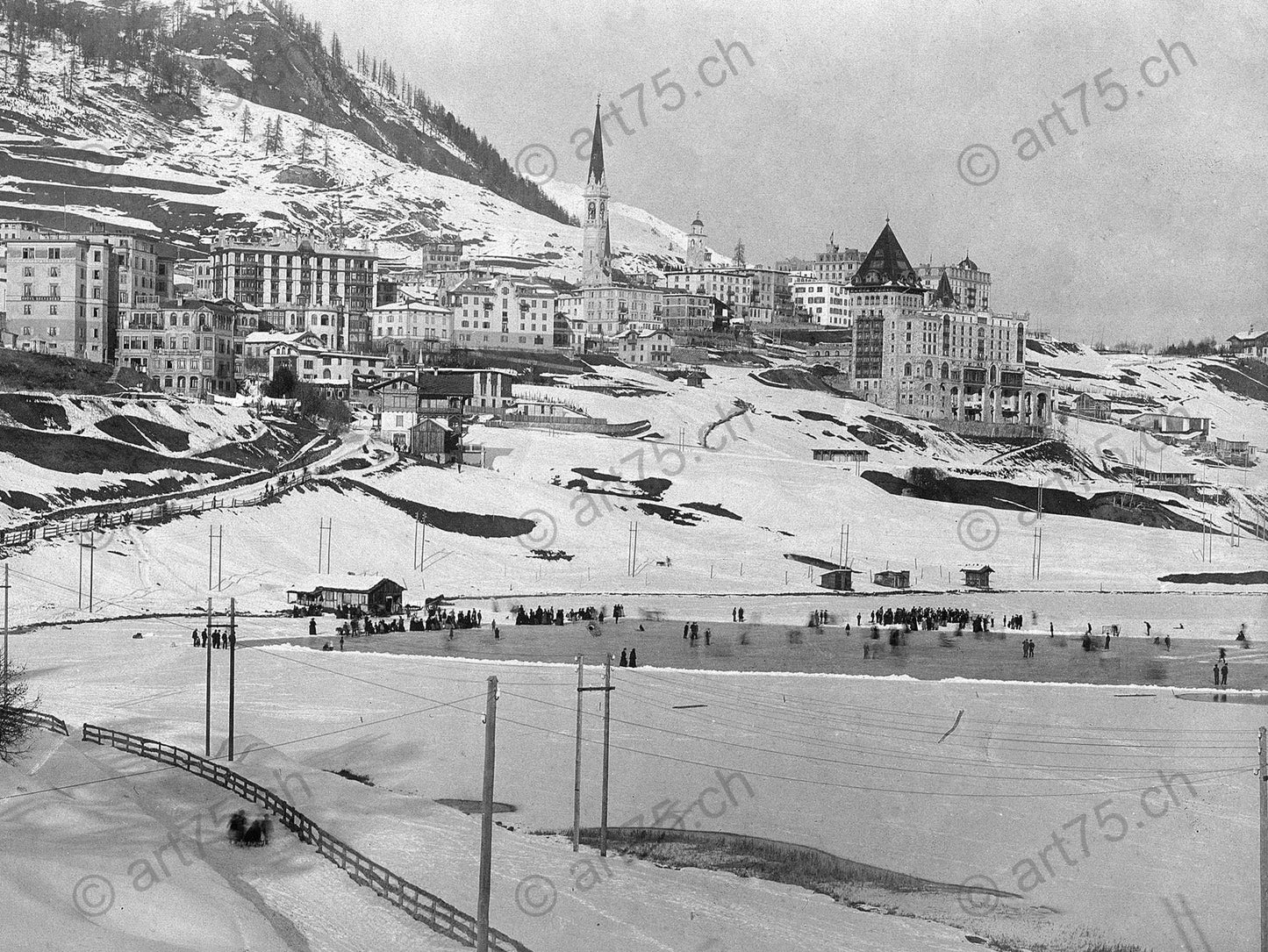 St. Moritz am 23. Dezember 1900 mit zugefrorenem See, schiefem Turm und dem Badrutt’s Palace Hotel – frühe Wintersaison mit wenig Schnee.
