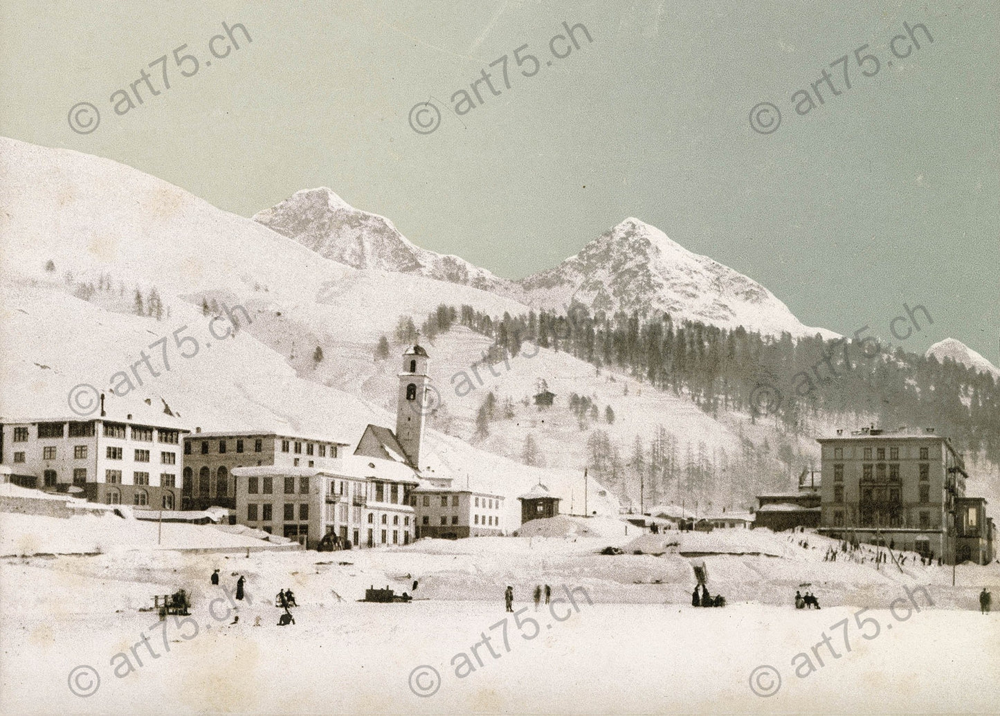 Historische Winteraufnahme von St. Moritz mit Hotel Kulm, schiefem Turm und Eisfeld auf dem zugefrorenen See, ca. 1890.
