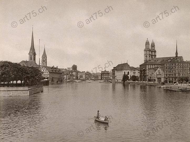 Historische Stadtansicht von Zürich mit Limmat, Fraumünster, St. Peter und Grossmünster, gesehen von der Quaibrücke, um 1890–1900.