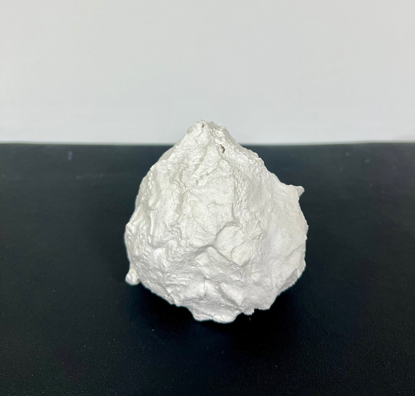 Gips-Skulptur Schneeball von Not Vital, ca. 8 cm, Seitenansicht, unregelmässige Oberfläche.